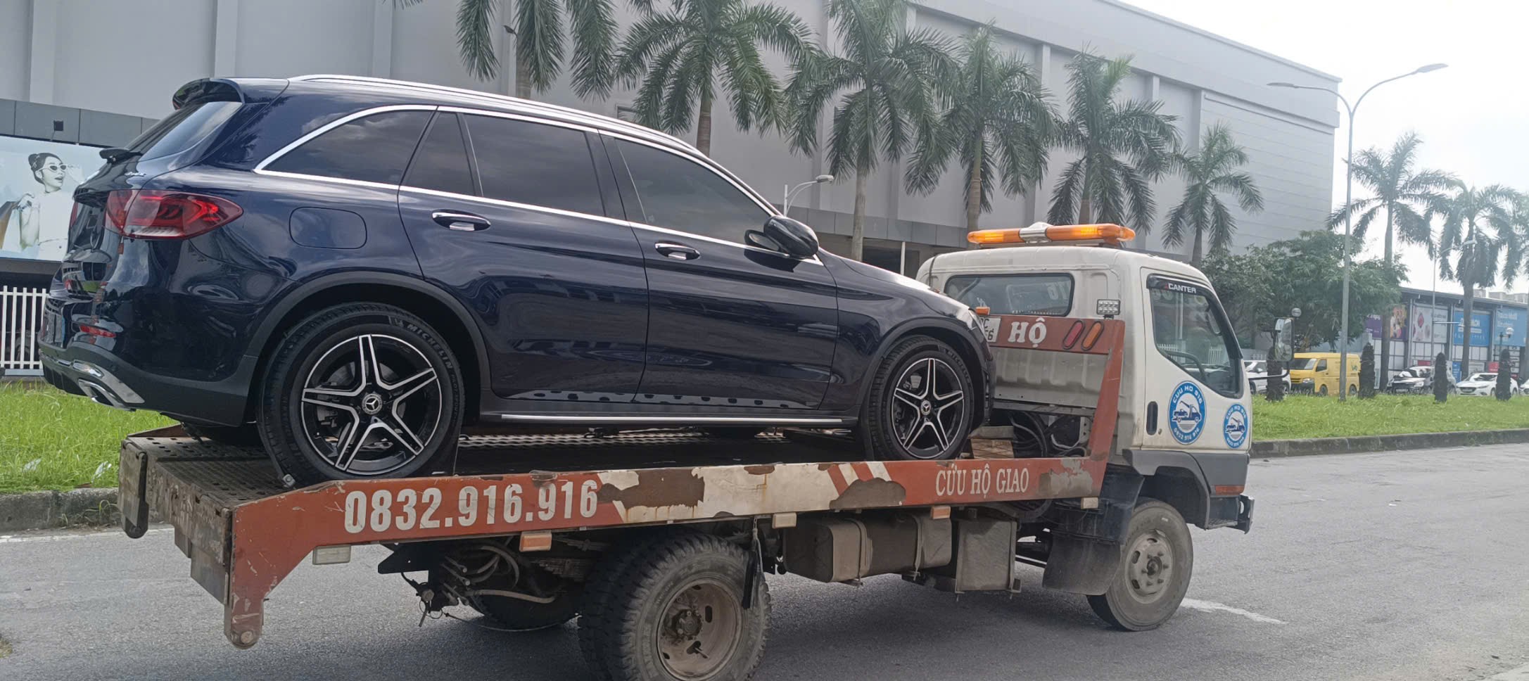 Cứu hộ thay lốp xe ô tô