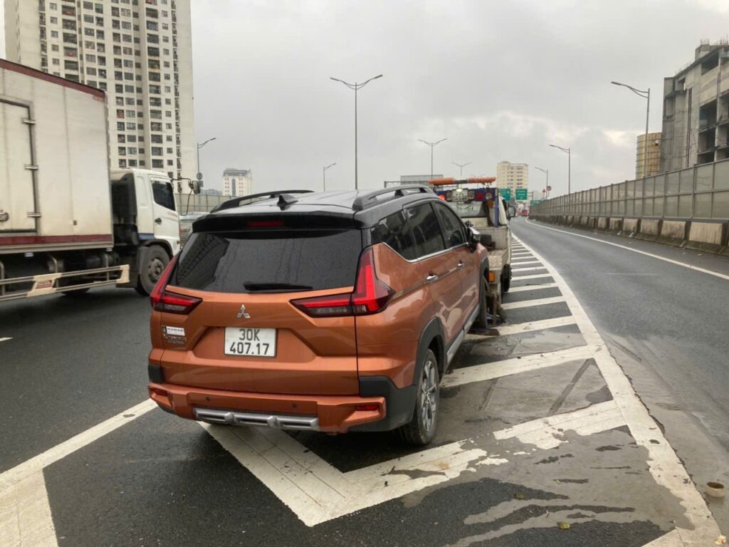 Cứu hộ xe bị ngập nước