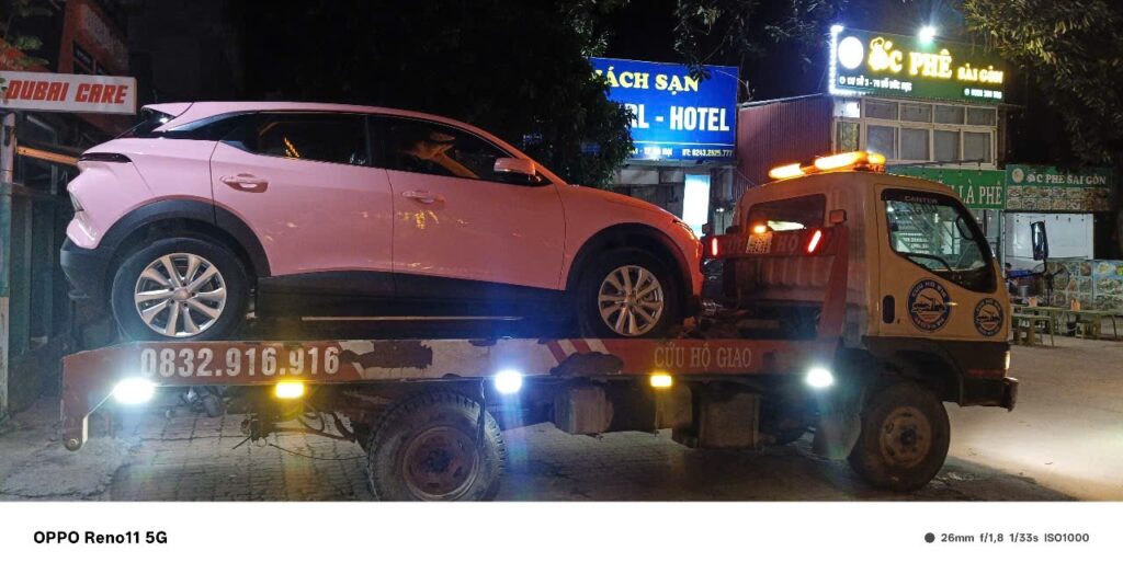 cứu hộ xe bị mắc kẹt dưới hầm